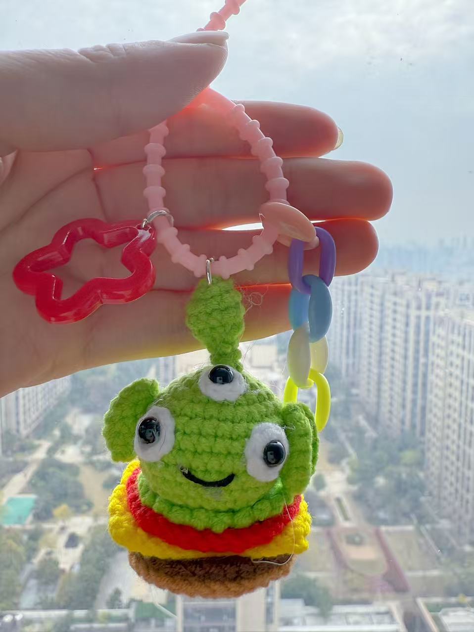 Crocheted Three-Eyed Alien Burger Keychain, Amigurumi Food Bag Charm, Kawaii Plush Backpack Accessory