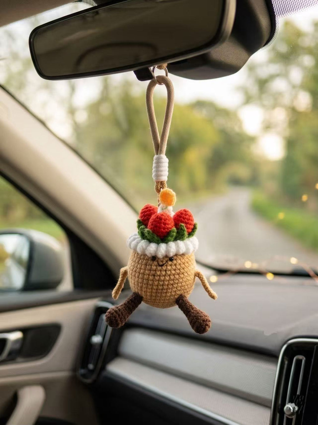 Handmade Crochet Strawberry Cake Bag Charm, Kawaii Amigurumi Cake Keychain, Birthday Gift for Her, Car Rearview Mirror Hanging Ornament